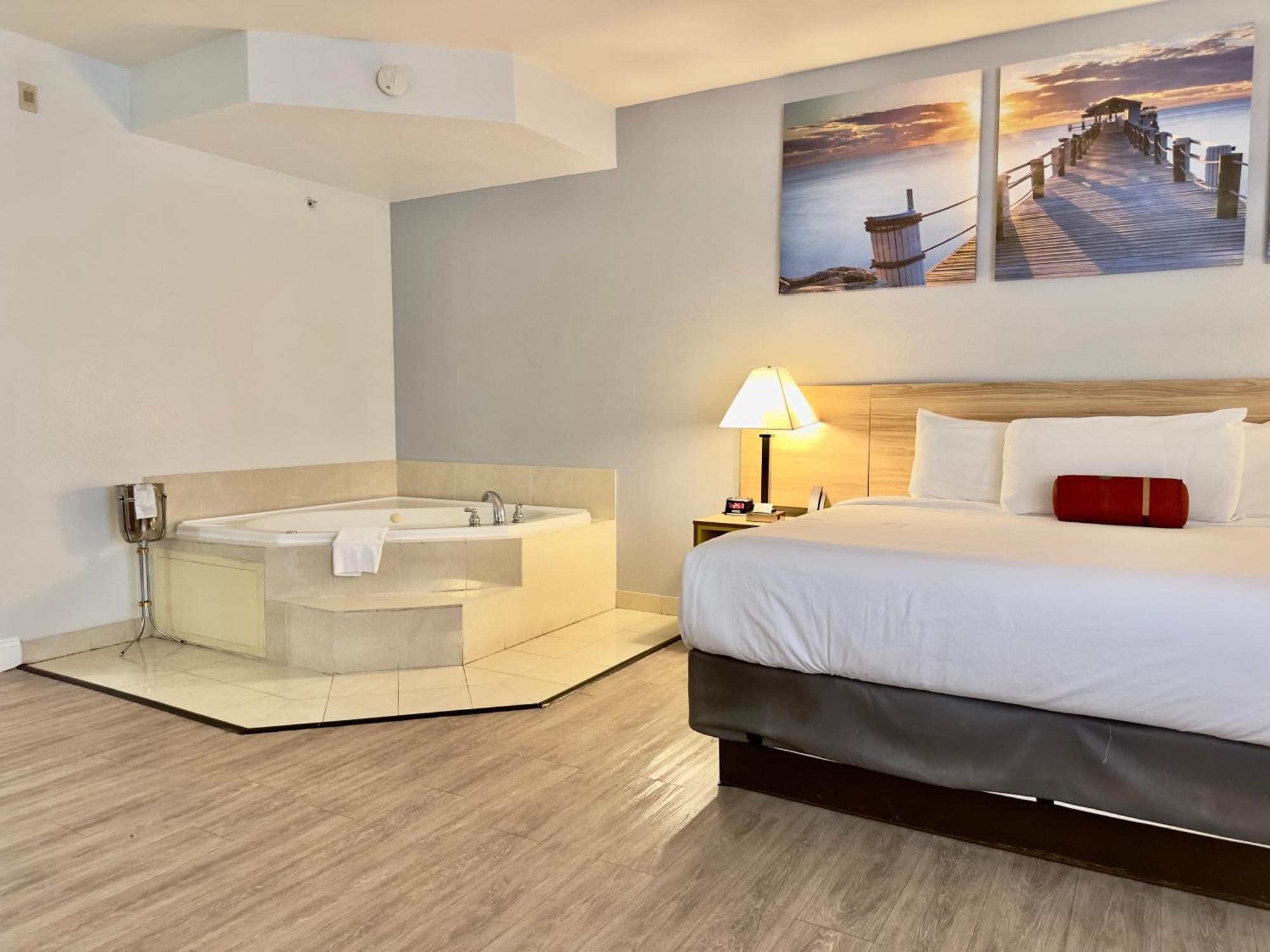Deluxe King Suite Jetted Tub